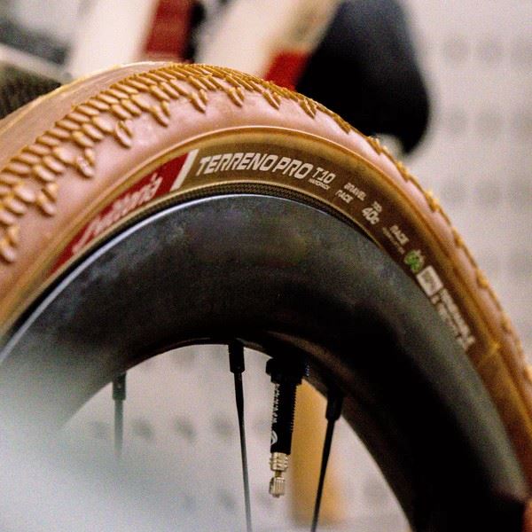 VITTORIA Terreno Pro T10 Hardpack 40-622 Gravel Race Natural Brown